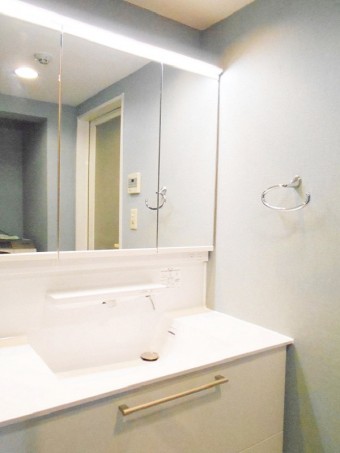 3面鏡でたっぷり収納! 3面鏡でたっぷり収納!